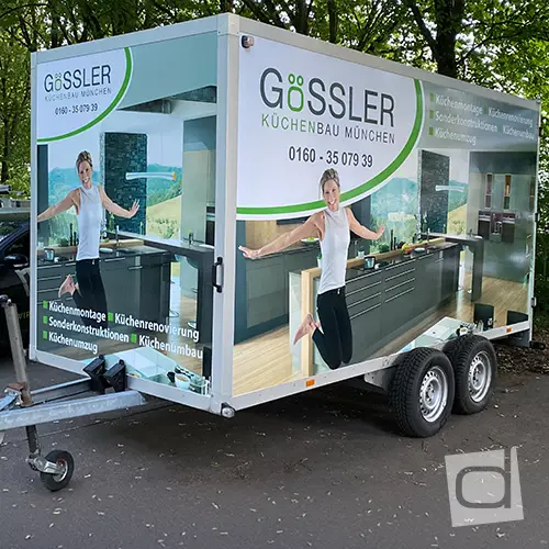 Vollfolierung und Kofferanhänger Beschriftung für Küchenbau in München