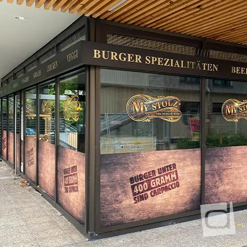 Fassaden- und Schaufensterbeklebung im Rustikal-Design für Burger-Restaurant MyStolz