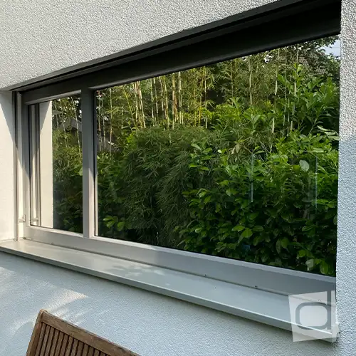 Hitzeschutzfolie auf großflächiger Fensterfront an einem Wohn- und Bürogebäude