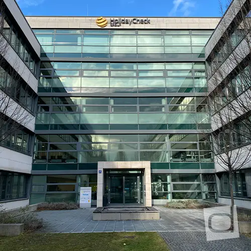 Büro-Fassade mit Sichtschutz- und Milchglasfolie bei HolidayCheck in München
