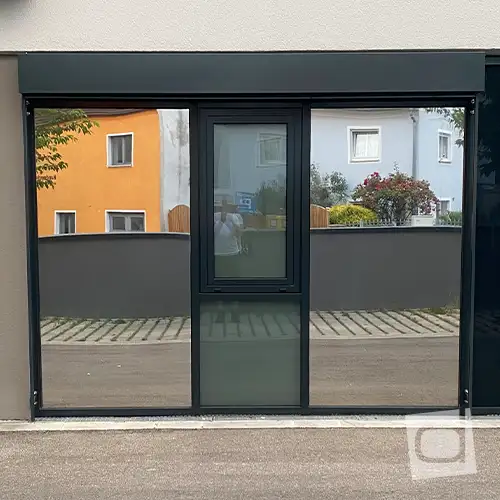 Montage von Sonnenschutzfolie an Gebäudefenstern für Privat- und Gewerbeobjekte